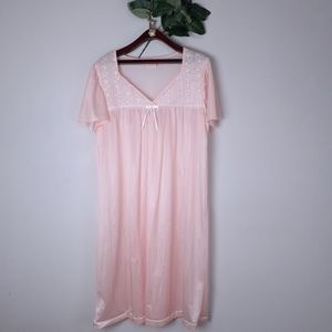 Vintage flowy pink nightgown w/ floral embroidery